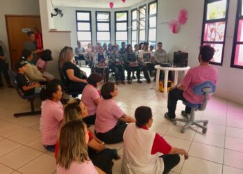 Outubro Rosa: mastologista reforça a importância do autoexame em palestra na Clínica da Mulher