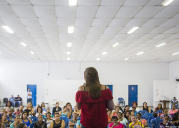 Mulheres de Cotia acompanham palestras sobre saúde e comportamento   