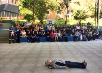 SAMU de Cotia dá palestra sobre primeiros socorros para funcionários de colégio