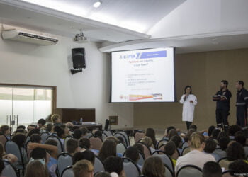 Equipe do SAMU de Cotia dá palestra para estudantes   