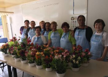 Projeto Pétalas do Amor presenteia idosos de Caucaia do Alto
