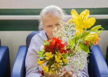 Moradoras do Recanto da Vovó recebem arranjos do Projeto Pétalas do Amor