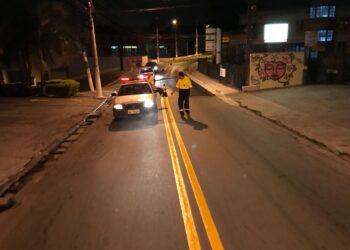 Equipe de sinalização viária passa pela avenida São Camilo   