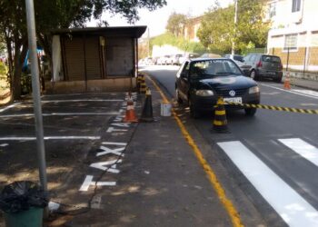 Prefeitura proíbe estacionamento na rua Alga Marinha