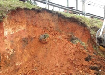 Prefeitura interdita trecho da Rua Irineu Pires de Oliveira para recomposição de barranco 