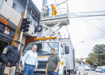 Avenida Antônio Mathias de Camargo na região central ganha novo semáforo