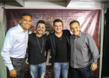 Público lota o show com os sertanejos Marcos & Belutti Caucaia do Alto