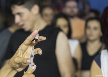 Quase 600 pessoas são vacinadas contra a Febre Amarela na feira noturna de Cotia