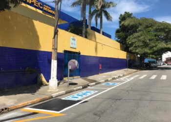 Está em implantação 16 novas vagas especiais de estacionamento na região central