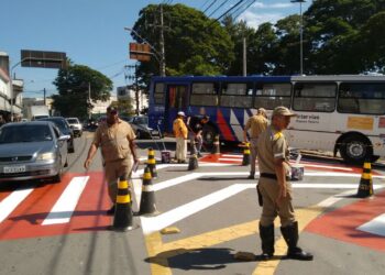Prefeitura de Cotia revitaliza sinalização viária