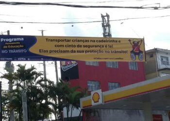 Faixas alertam motoristas sobre segurança no trânsito