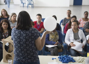 Dezenas de pessoas participam de mais uma oficina de balões   