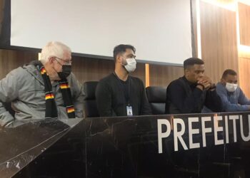 Equipe do Núcleo de Atendimento às Pessoas Trans apresentam o serviço aos coordenadores da saúde