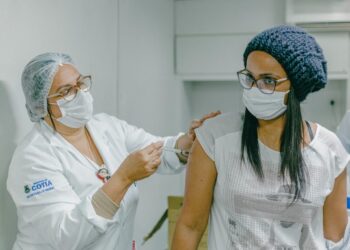 Em Cotia mais de 75% da população liberada já recebeu 1ª dose contra a Covid-19