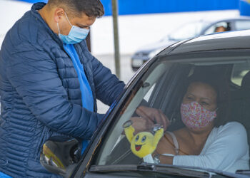 Cotia vacina 34 mil pessoas contra a gripe e segue com campanha em quatro UBS’s e nos drive-thrus