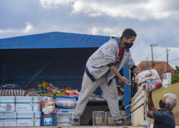 ‘Drive-thru Solidário’ arrecada mais de 8 toneladas de alimentos e produtos de higiene para ação social