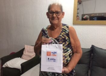 Contemplados pelo Projeto Além do Som recebem aparelhos auditivos em suas casas