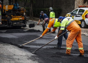 Revitalização da Rua José Félix de Oliveira na Granja Viana chega à fase final