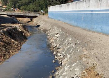 Máquinas fazem a limpeza do córrego no Jardim Panorama