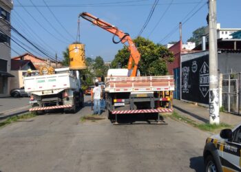 Prefeitura implanta sinalização em via com restrição de circulação de caminhões
