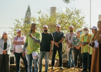 Dezenas de pessoas marcaram presença no plantio pelo Dia da Terra