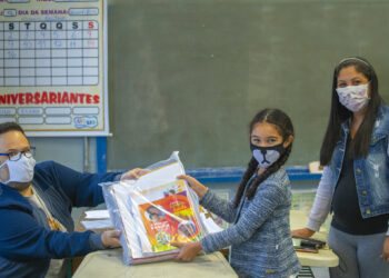 Alunos com baixa visão da rede municipal recebem material pedagógico ampliado