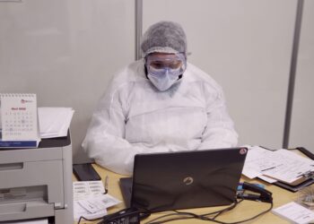 Hospital de Campanha de Cotia recebe a doação de 200 óculos de proteção da empresa Essilor