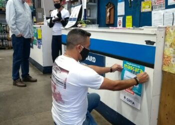 Secretaria de Indústria e Comércio fiscaliza e orienta comércios sobre o uso obrigatório de máscaras