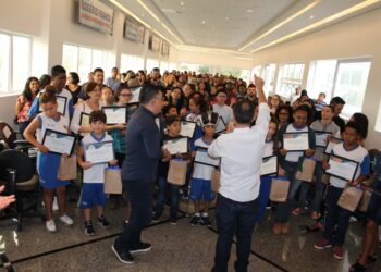 Alunos de escolas municipais de Cotia recebem certificados por desempenho em olimpíadas escolares