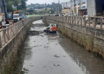 Prefeitura conclui a limpeza do córrego na região central de Caucaia do Alto