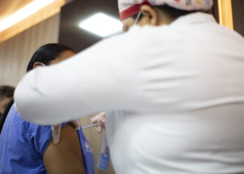 Cotia recebe doses da vacina e inicia imunização contra a Covid-19