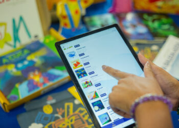 Pela primeira vez Cotia contará com livros literários acessíveis para alunos surdos e cegos