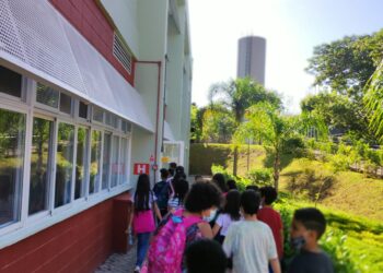 Por meio de uma parceria com o SESI alunos de Cotia participam de aulas de robótica