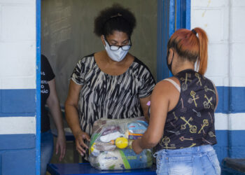 Pais e responsáveis por alunos da rede municipal retiram kit merenda