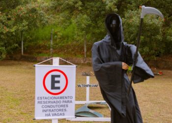 Maio Amarelo: Cotia monta cenário retratando as mortes no trânsito no ano de 2021