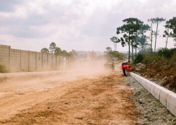 Asfalto Novo: Prefeitura está revitalizando toda a Estrada dos Fischer”s