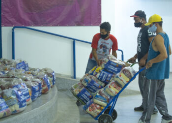 Centenas de famílias carentes estão sendo beneficiadas com cestas de alimentos