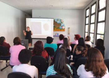 Clínica da Mulher de Cotia realiza palestra sobre câncer de mama   