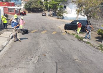 Equipes de obras passam por diversos bairros fazendo serviços de limpeza e roçagem