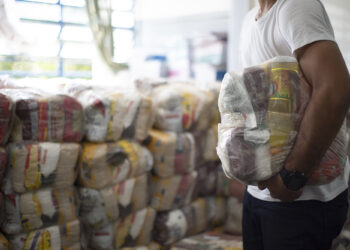 Milhares de cestas de alimentos são entregues no kit merenda aos alunos da rede