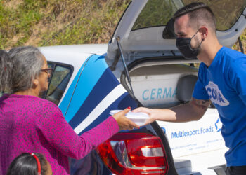 Centenas de marmitex são distribuídas nos bairros por meio da ação Cotia Solidária