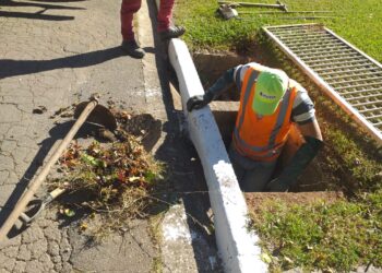 Serviços de prevenção de enchentes e alagamentos não param em Cotia