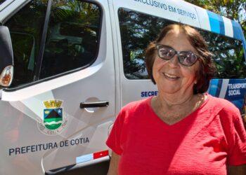 Prefeitura entrega van para oferecer transporte aos idosos do Serviço de Convivência e Fortalecimento de Vínculos da ASSA