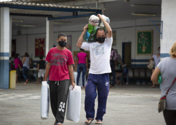 Quinta-feira (13/08) foi dia de entrega do kit merenda e de cobertores para alunos de Cotia