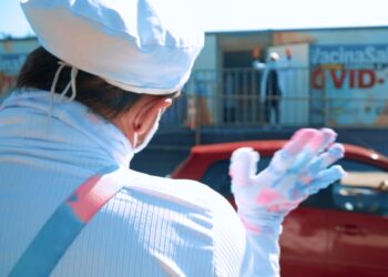 Polo de vacinação contra a Covid-19 de Cotia é cenário do novo videoclipe da Falamansa
