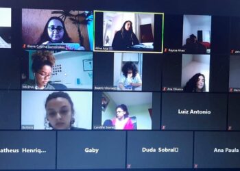 Alunos do curso de teatro seguem com aulas por videoconferência durante a pandemia
