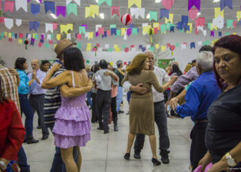 Terceira Idade cai na folia em festa junina