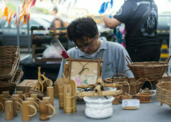 Feira Noturna impulsiona trabalho de artesãos locais
