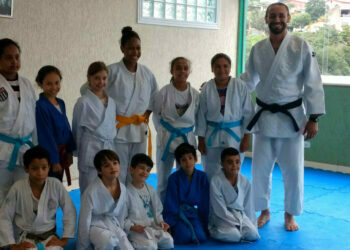 Mestre é referência para alunos da Academia de Lutas de Cotia