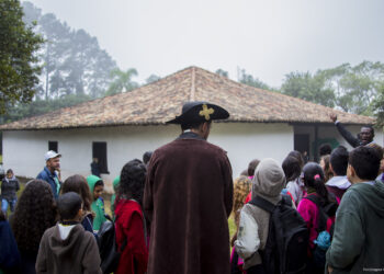 Escola municipal visita local histórico da cidade
